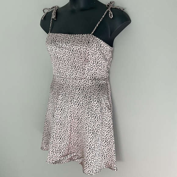Socialite, leopard print mini dress - Picture 4 of 10